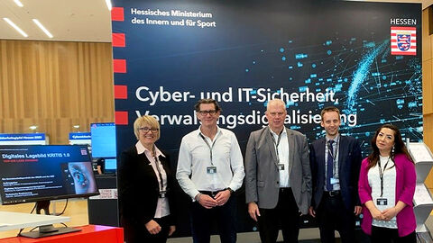 Stand des hessischen Innenministeriums auf dem Cybersicherheitsgipfel 2023 mit fünf Personen aus dem KRITIS-Team des Innenministeriums und der HZD