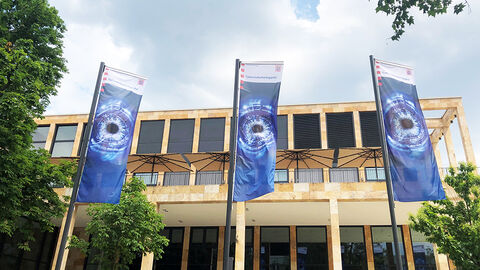 Drei Fahnen mit dem Key-Visual des Cybersicherheitsgipfels 2023 vor dem Rhein Main Congress Center