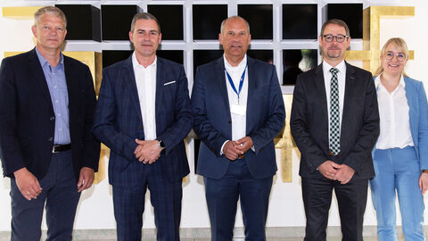 Gruppenfoto des Besuchs von Prof. Dr. Roman Poseck bei der HZD Hünfeld, auf dem neben dem Justizminister unter anderem der Thomas Kaspar (der Technische Direktor der HZD) und Hans-Georg Ehrhardt-Gerst (der Leiter des Standorts Hünfeld) zu sehen sind