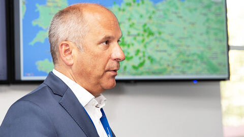 Justizminister Poseck vor einem Überwachungsbildschirm im Technischen Monitoring Center am HZD-Standort Hünfeld