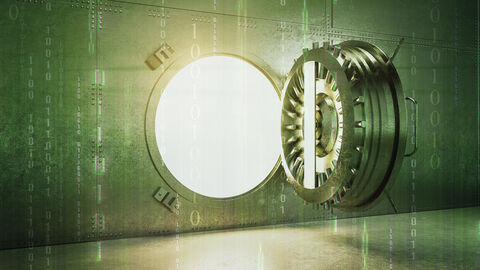 Tresor mit geöffneter Tür und hell beleuchtetem Innenraum, darüber gelegt eine Grafik aus Binärcode-Reihen 