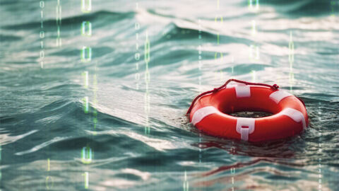 Roter Rettungsring, der auf den Wellen schwimmt, mit darüber gelegtem Binärcode-Reihen 