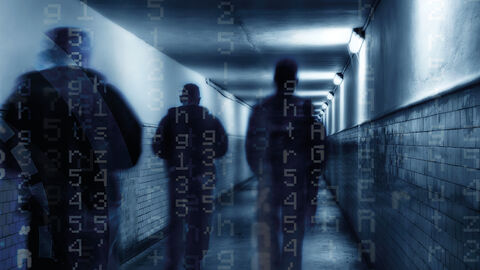 Leicht verschwommene Aufnahme mit Männern, die durch einen spärlich beleuchteten Gang laufen, darüber gelegt eine Grafik aus Programmierbefehlen