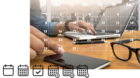 Close-up von Schreibtisch, an dem ein Mann Termine mit einem Laptop und einem Handy koordiniert, und als Grafik darübergelegtem Kalenderblatt