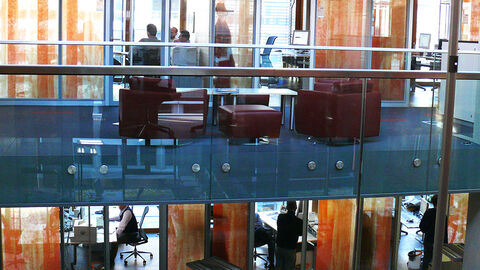 Blick auf zwei Etagen mit Büroräumen im Haupthaus der HZD, die durch ihre räumliche und farbliche Gestaltung sehr einladend wirken