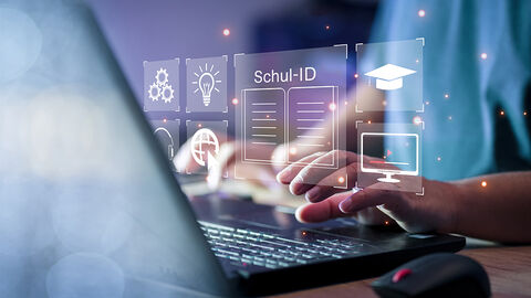 Bildkomposition mit Close-up auf Hände über einer Laptop-Tastatur, darübergelegt eine transparent weiße Grafik mit Symbolen aus dem Internet- und Schulbereich