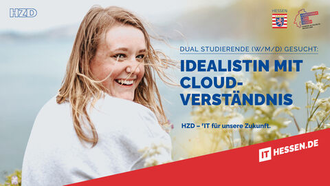 Über die Schulter blickende lachende junge Frau, auf der rechten Bildhälfte über den unscharfen Hintergrund gelegt der Text „Idealistin mit Cloud-Verständnis“