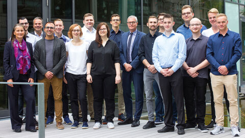 Gruppenfoto von rund 12 jungen Studierenden gemeinsam mit HZD-Direktor Joachim Kaiser.