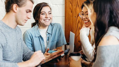 P:\K1\01 Externe Kommunikation\01 Online-Medien\01 HZD-Internet\01 To-Dos\Werkstudierende Halbtrotale von jungen Menschen an einem Stehtisch, die sich angeregt unterhalten