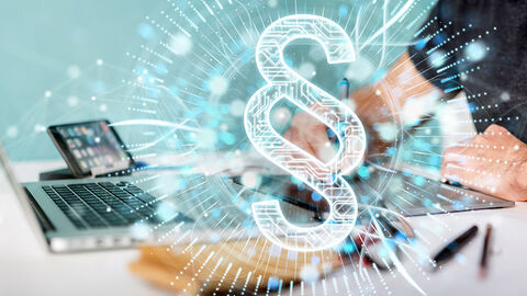 Close-up auf Mann am Arbeitsplatz mit Laptop und Tablets, darüber gelegt ein stilisiertes Paragrafenzeichen