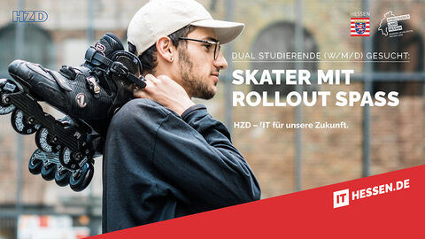 Junger Mann mit Baseball-Cap im Profil, der über der Schulter ein Paar Inline-Skates trägt