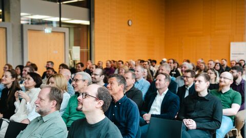 Blick in den großen Konferenzraum der HZD, in dem die Teilnehmenden der KI-Fachtagung gebannt einem Vortrag folgen