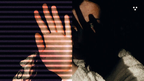 Junge Frau, die ihre Augen mit ausgestreckter Hand vor dem Gesicht vor blendenden Sonnenlicht schützt