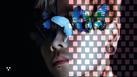 Close-up auf das Gesicht eines jungen Mannes, auf dessen geschlossenen Augen große blaue Schmetterlinge sitzen