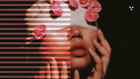 Close-up auf das Gesicht einer jungen Frau, die eine mit Rosenblüten bestückte Augenbinde trägt und mit den Händen tastend über ihre Wangen fährt