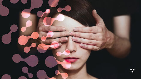 Close-up auf Gesicht von junger Frau, der eine hinter ihr stehende Person beide Augen zuhält