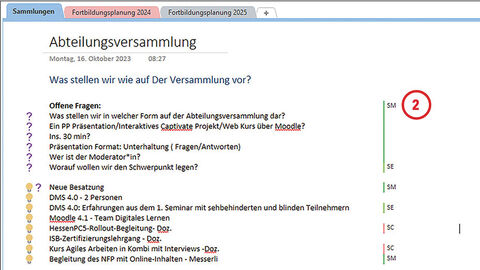 Screenshot von OneNote: Der Reiter Sammlungen ist geöffnet mit gemeinsamen Notizen unter der Überschrift "Abteilungsversammlung". Hinter den Notizen sind jeweils Namenskürzel zu sehen, die mit der Ziffer 2 markiert sind.