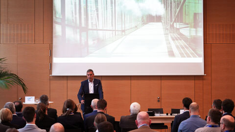 HZD-Direktor Thomas Kaspar am Rednerpult, der zahlreiche Gäste zum zweiten Cloud-Kundenforum begrüßt