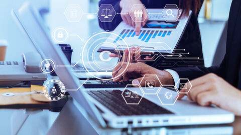Bildkomposition aus Fotos mit am Schreibtisch arbeitenden Menschen, darübergelegt eine Grafik mit Copyright- und Justiz-Symbolen