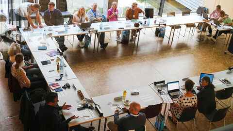 Blick von oben in den Konferenzraum der HZD, in dem die Teilnehmenden der ALD-Untergruppe Lizenzmanagement tagen