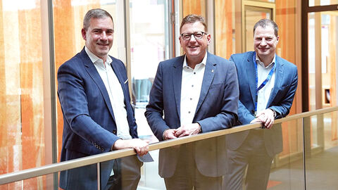 Gruppenfoto von Thomas Kaspar (HZD) sowie Stefan Sauer und Ralf Stettner (hessisches Digitalministerium