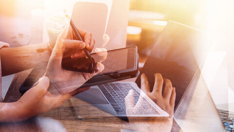 Bildkompostion aus verschiedenen Close-ups, die den Vernetzungsgedanken von Kooperationspartnern mit digitalen und analogen Medien visualisieren