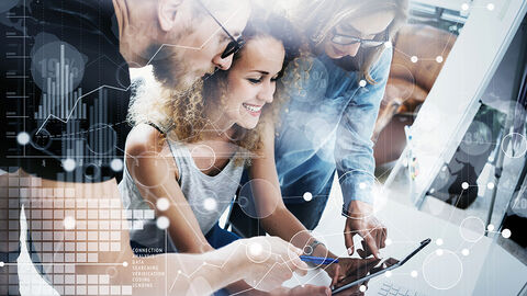 Drei lächelnde Menschen am Schreibtisch beim Begutachten einer Tablet-Anwendung, darüber gelegte Grafik mit Symbolen aus dem IT-Testumfeld