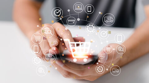 Close-up auf Hände eines Mannes, der ein Mobiltelefon bedient; darübergelegt kleine Illustrationen, die Begriffe aus dem Bereich Vergabe und Beschaffung symbolisieren