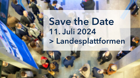Blick in das mit Menschen gefüllte Atrium der HZD, darüber gelegt der Text "Save the Date, 11. Juli 2024, Landesplattformen