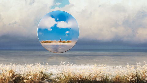 Meereslandschaft mit schmaler Strandpartie und bewölktem Himmel, darüber gelegt ein lupenartiges rundes Bild mit joggendem Menschen in einer ganz ähnlichen Landschaft