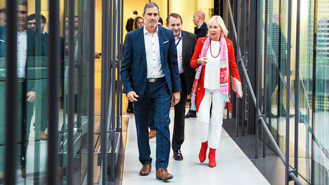 Thomas Kaspar mit Digitalministerin Sinemus und Finanzminister Lorz beim Rundgang durch die HZD