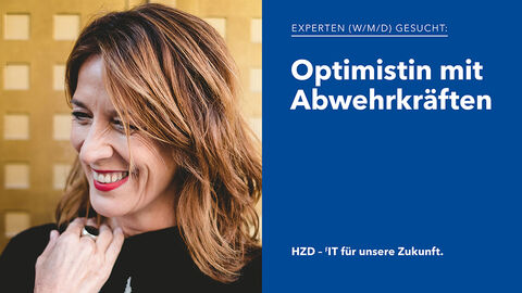 Porträt einer sympathisch aussehenden IT-Expertin mit rot geschminkten Lippen und auffälligem Ring