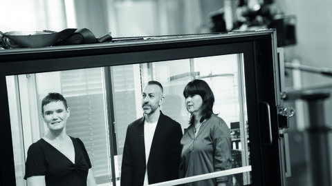 Zwei Faruen und ein Mann durch ein Kameraobjektiv gesehen