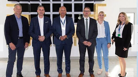 Mehrere Menschen lächeln in Kamera