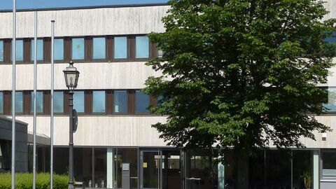 Hünfeld Gebäude HZD graues Bürogebäude. Davor steht ein Baum.