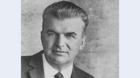 Porträtfoto von Albert Osswald, dem hessischen Ministerpräsidenten, der bei der Gründung der HZD im Amt war