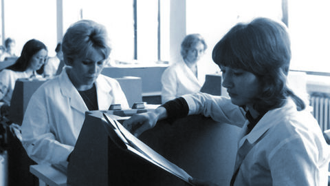 hzd-chronik_1970er_Locherinnen bei der Arbeit Archivfoto aus den 1970-ern: HZD-Frauen mit Lochkarten