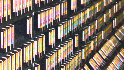 Close-up auf Kassettenarchiv aus den frühen Zeiten der HZD Hünfeld, das mit einem Malfilter in ein abstraktes Motiv verfremdet wurde