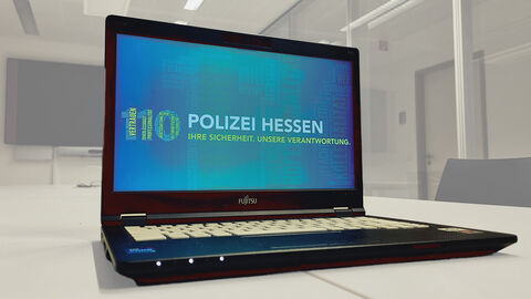 Aufgeklapptes HessenPC-Notebook auf einem Tisch. Auf dem Display ist ein Bild