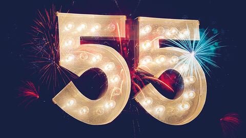 Grafik mit leuchtender 55 und Feuerwerk vor nachtblauem Himmel