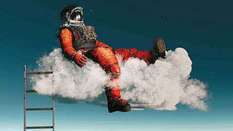 KI-generiertes Bild mit einem Astronauten im Raumanzug, der in entspannter Haltung mit baumelndem Bein auf einer Wolke sitzt