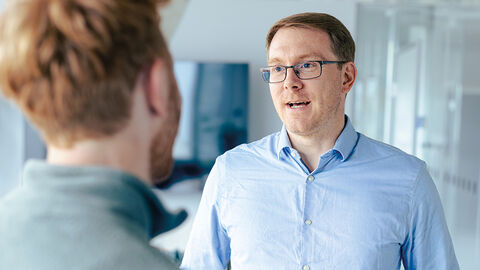 Bastian Quilitz, Chief Technology Officer der DigitalService GmbH des Bundes, im Gespräch mit einem Kollegen