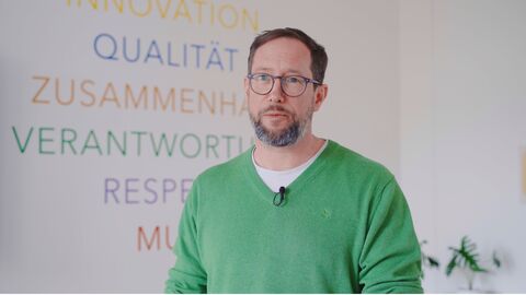 Titelbild des HZD-Videos „Software-Optionen kurz erklärt“ zum Thema No-Code-Anwendungen mit Porträt des IT-Projektleiters der HZD FISBOX®