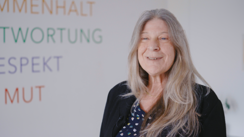 Titelbild des HZD-Videos „Software-Optionen kurz erklärt“ zum Thema Marktlösungen mit Porträt der Leiterin des Bereichs, der sich unter anderem um SharePoint kümmert