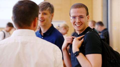 Blick in den Konferenzraum der HZD, in dem dual Studierende und Fachteams beim Speed-Dating zusammenkommen