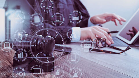 Eine Person Richterrobe sitzt an einem Tablet, den Richterhammer zu ihrer Rechten. Das Bild ist überlagert von einem Netzwerk und Digitalisierungssymbolen.