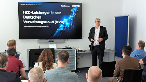 Blick in einen Konferenzraum der FITKO, wo Ralf Köhler die Leistungen der HZD in der Deutschen Verwaltungscloud vorstellt