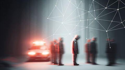 Bildkomposition aus Festnahmesituation mit Polizeiwagen und zum Teil verschwommen dargestellten Personen sowie einem darüber gelegten Gitter mit zahlreichen Knotenpunkten 