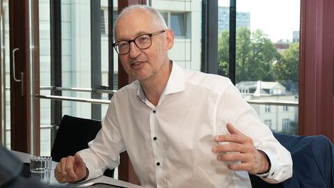 Martin Schallbruch, CEO der govdigital eG, am Tisch sitzend beim Interview mit der HZD-Redaktion