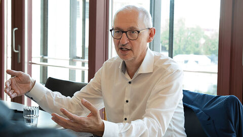 Martin Schallbruch, CEO der govdigital eG, am Tisch sitzend beim Interview mit der HZD-Redaktion